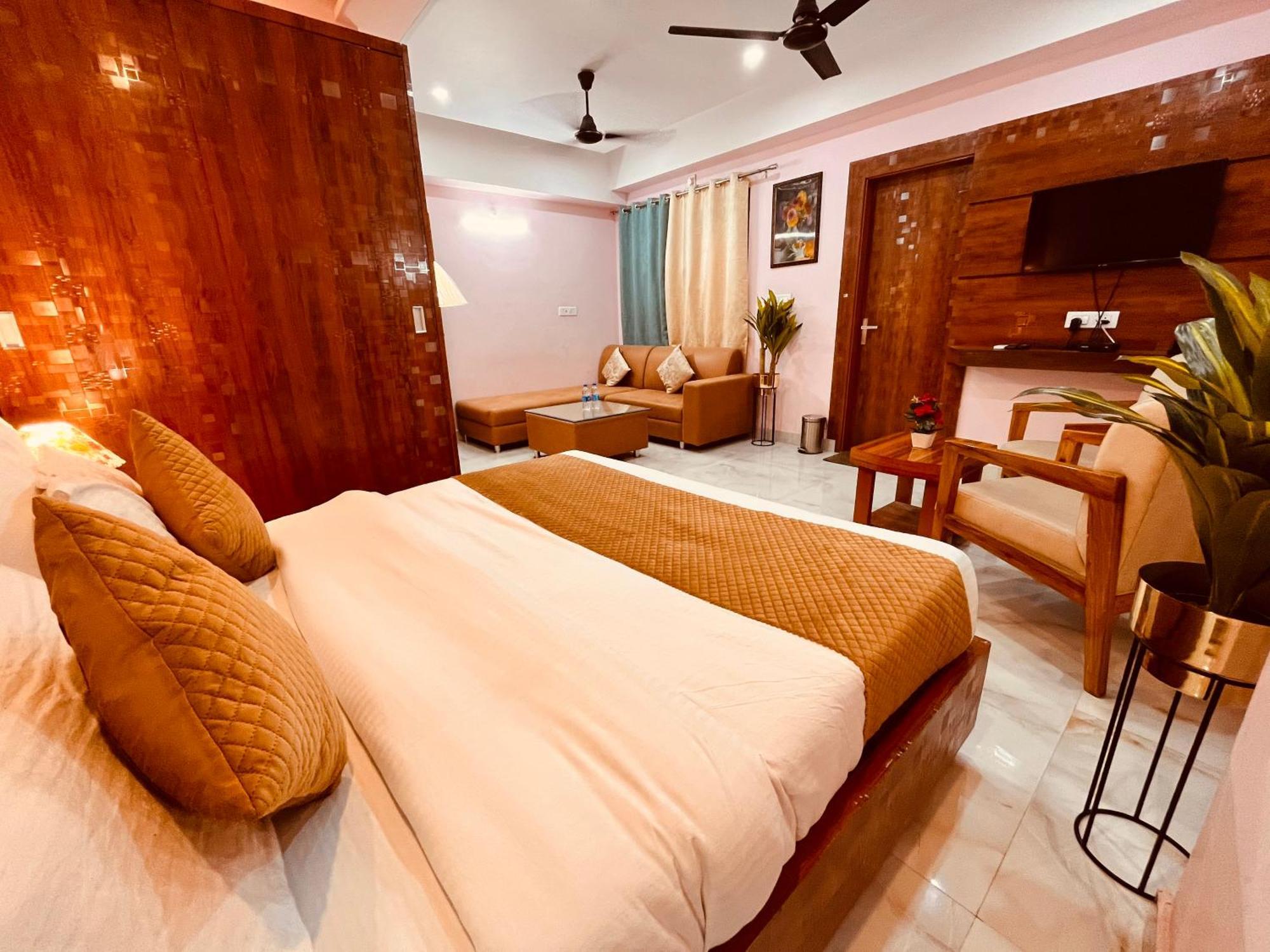 Golden Temple View By La Casa, #top Rated #most Awarded #swimming Pool #prime Location #luxury #parking #rooftop Cafe Amritsar
