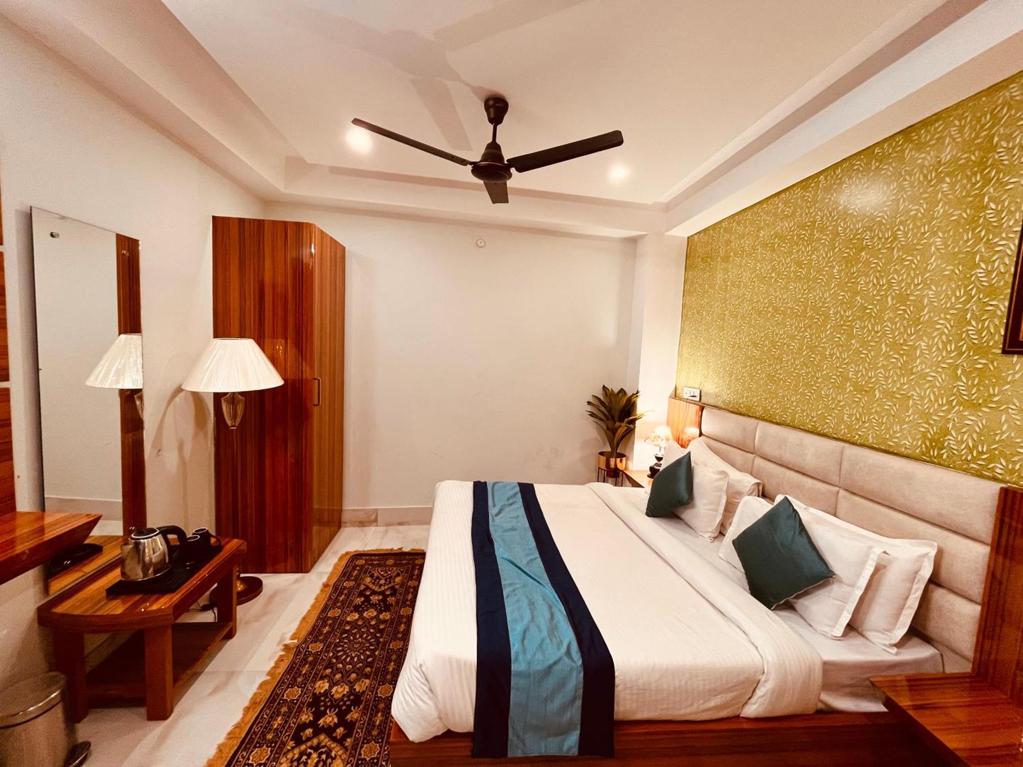 Golden Temple View By La Casa, #top Rated #most Awarded #swimming Pool #prime Location #luxury #parking #rooftop Cafe Hotel